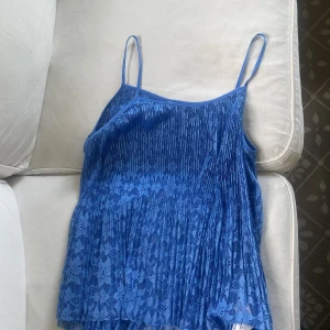 Spetslinne - Köpt på zara för 200. Aldrig använd