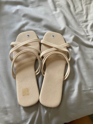 Slip in tofflor  - Ett bar tofflor/sandaler från Shein, råkade köpa en storlek för liten så de är ej använda! Jag brukar ha 39 därav var de väldigt små men tror de skulle passa 37/38 ungefär! 