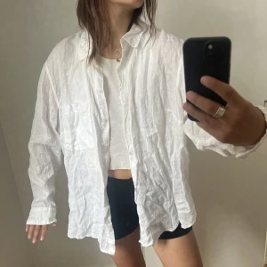 Vit linneskjorta - Linneskjorta från HM🎀 Storlek 38, inte  strukit den🌹🌹möts upp och fraktar