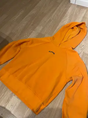 Orange hoodie i fint använt skick. 