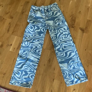 Jeans - Säljer dessa typ randiga jeans från SHEIN. Har aldrig använt de så det inte är min stil. Passar M/L. Säljer för 100 kr + frakt. Skriv vid frågor.