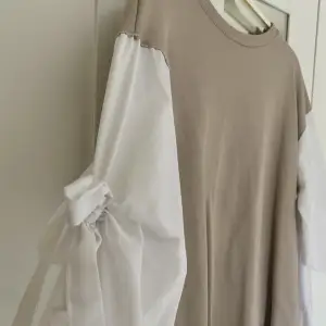 En beige/brun tröja med vita skjortärmar och knytning. Super fin och skön men kommer inte till användning hos mig längre, köptes från Zara och säljs inte längre, är i storlek S.  