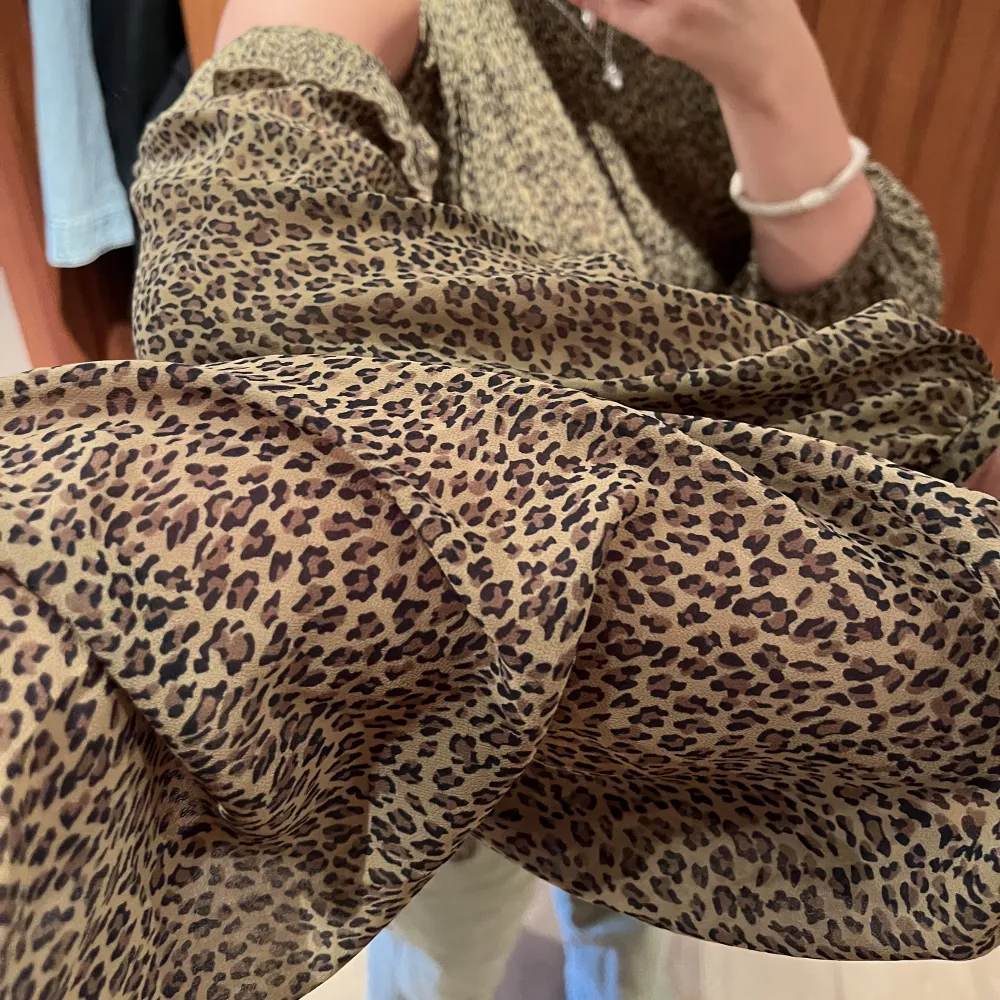 Leopardmönstrad blus i storlek M från True religion. Aldrig använd. Köparen står för frakten.. Blusar.