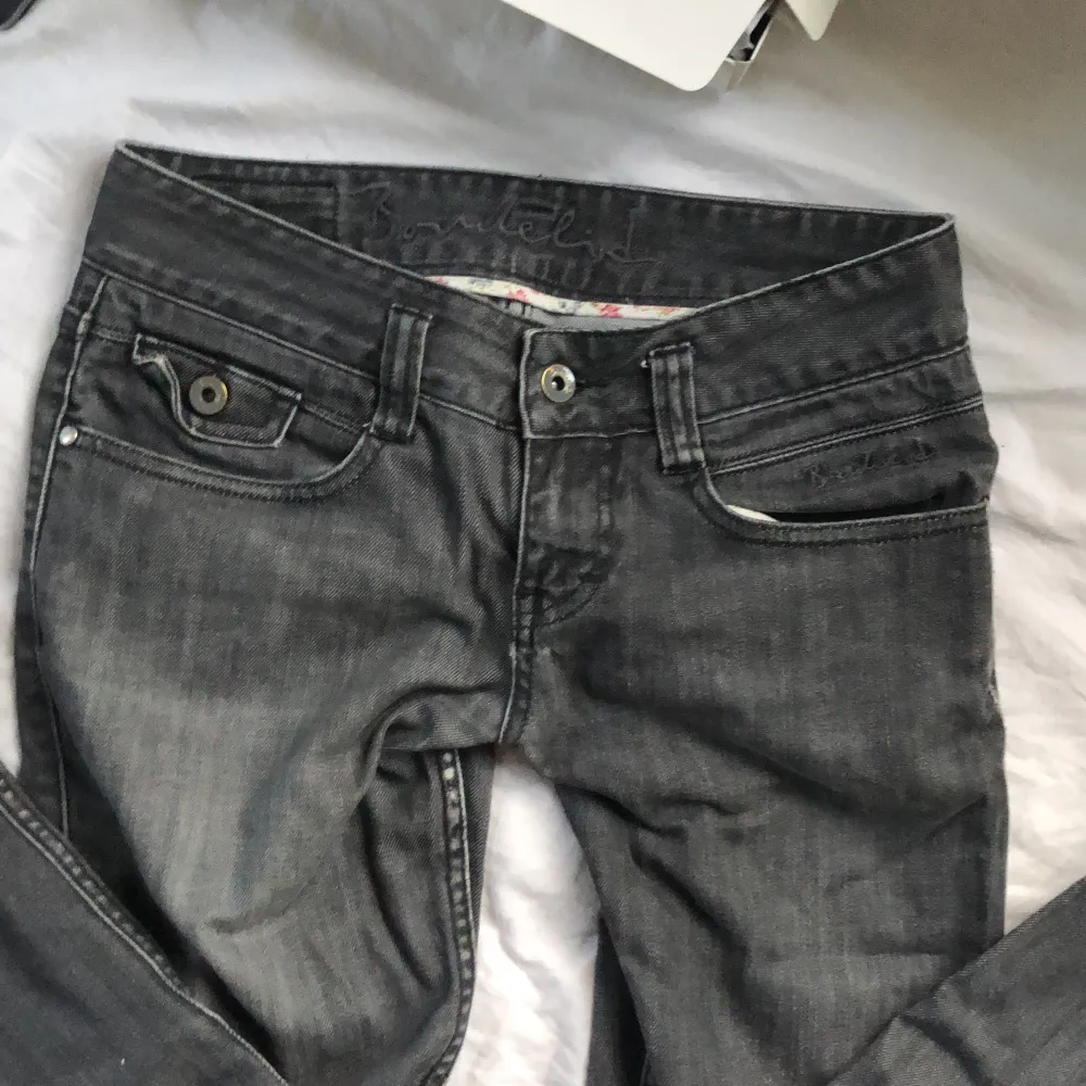 Sjukt snygga jeans till salu! Dom är mycket lowrise och bootcut. Det är dtt par bondelid jeans köpta för ca 1 år sedan men andvända i endast  4 månader. Dom har en liten slitning mellan benen men det är inget som syns eller märks och mycket lätt att laga!. Jeans & Byxor.