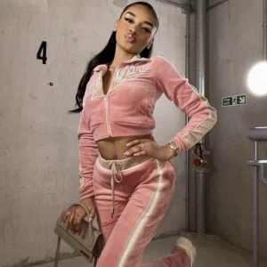 Jaded London tracksuit - Säljer detta jättefina set/tracksuiten från Jaded London, använd ca 3 gånger, toppen är stl 38 och byxorna stl 40 men skulle säga båda passar S-M, pris kan diskuteras 