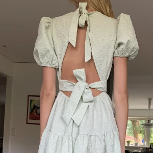 KLÄNNING - Super fin klänning från NAKD med knytning vid ryggen. Använd 1 gång tidigare