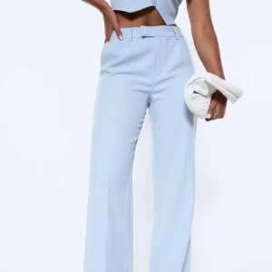 Kostymbyxor NA-KD  - Ljusblå utsvängda kostymbyxor från Lojsan Wallin x NA-KD 🦋använda men i fint skick 🦋långa på mig som är 175 cm !!