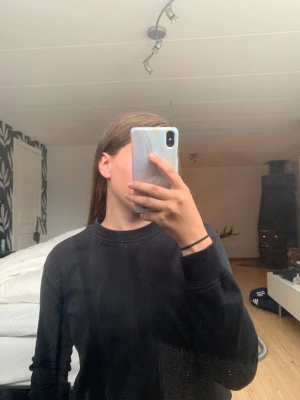 Tröja på NA-KD  - Säljer denna sköna tröja från NA-KD, den kommer inte till användning då har liknande. Kommer inte ihåg vad jag köpte den för så kan förhandla pris. Har du några frågor är det bara att fråga 💗