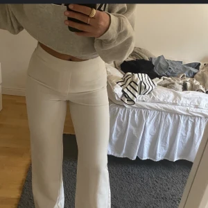 Vita kostymbyxor  - Kostymbyxor från bikbok! Inte använda mer än en gång!