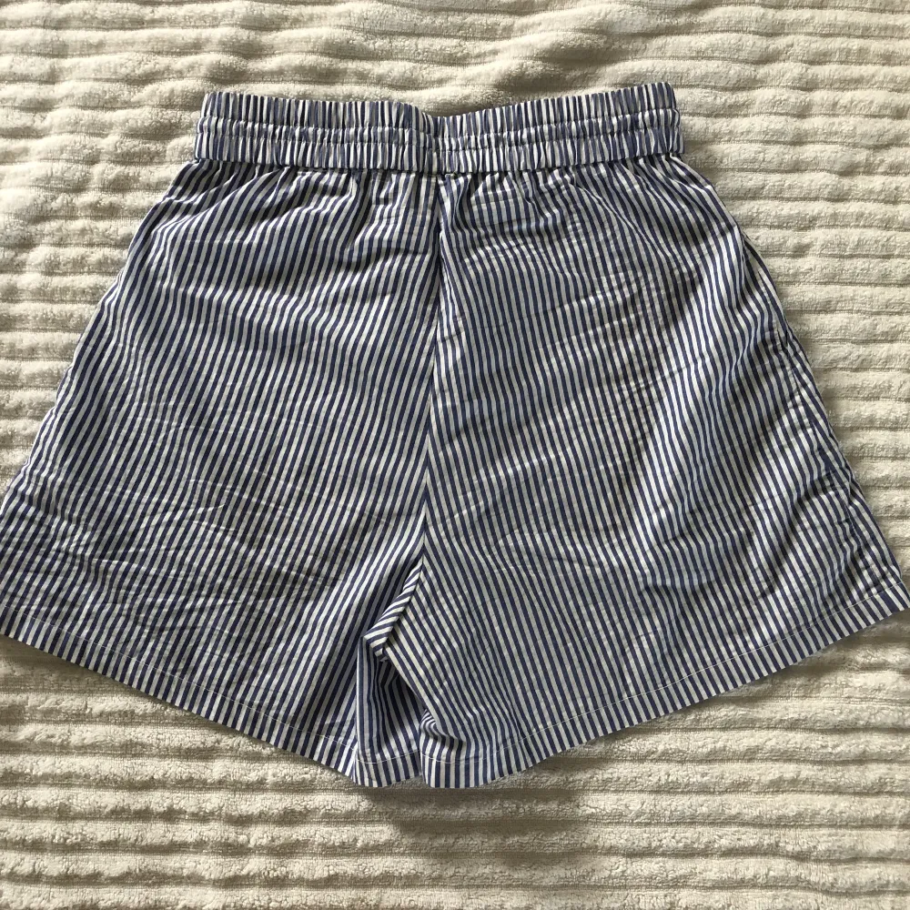 Helt nyköpta shorts från H&M Klassiska randiga short utan fläckar eller skador på något sätt,luftigt material perfekt för sommaren och de har stora bra fickor! Säljer dem för att jag redan har ett par liknande men tog bort prislappen lite för tidigt😊 . Shorts.