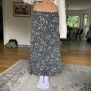 Blommig kjol - Blommig kjol med prislapp kvar (helt ny, inte använd) Nypris 500kr