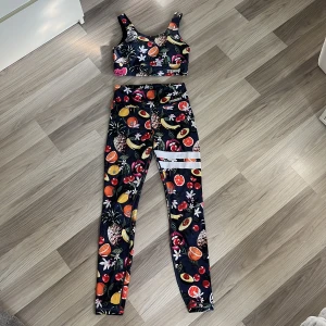 Stronger set - Säljer mitt stronger set med frukter då jag är mer för svarta träningskläder och då kommer detta setet inte till användning. Både toppen och byxorna är i storlek xs. Toppen är använd 1 gång och byxorna är använda fåtal gånger,skicka privat för fler bilder