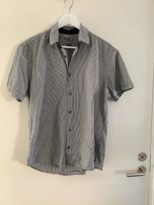 Skjorta i nyskick large  - Skjorta Se mina annonser. 