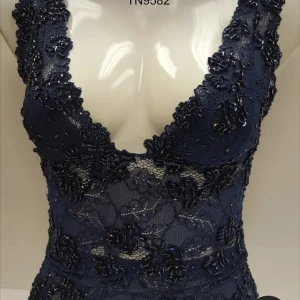 SÖKER LIKNANDE⚠️⚠️ - Om ni har en sån här typ eller något som liknar denna jättefina toppen eller vad man ska kalla det skicka en bild då❤️ helst storlek xs 