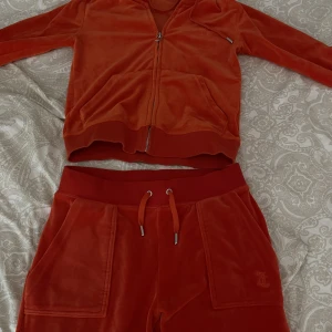 Juicy set - Säljer mitt juicy sett som är i jätte bra skick. Har bara använt ett fåtal gånger. Koftan är i storlek XS och byxorna är S. Högt pris eftersom den inte är använd mycket alls 