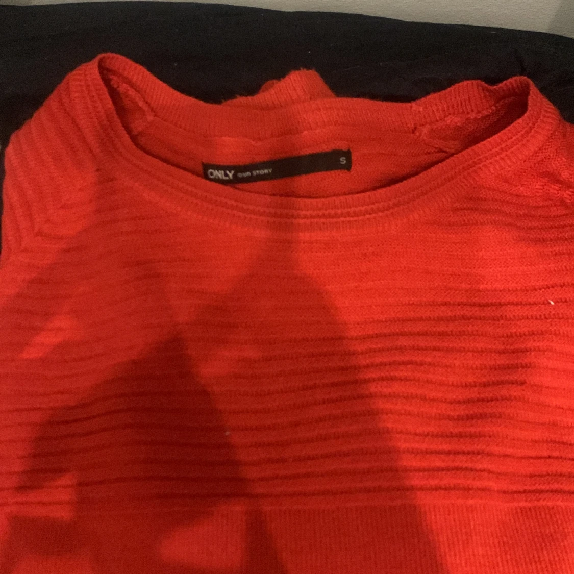 Stickad röd tröja  - 90