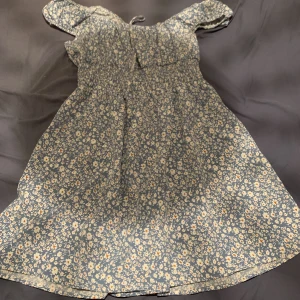 Sommar klänning  - En fin sommar klänning som är väldigt tun och skön att ha på sig på en varm sommar dag🤩🙌🏼(använd typ 10 gånger)