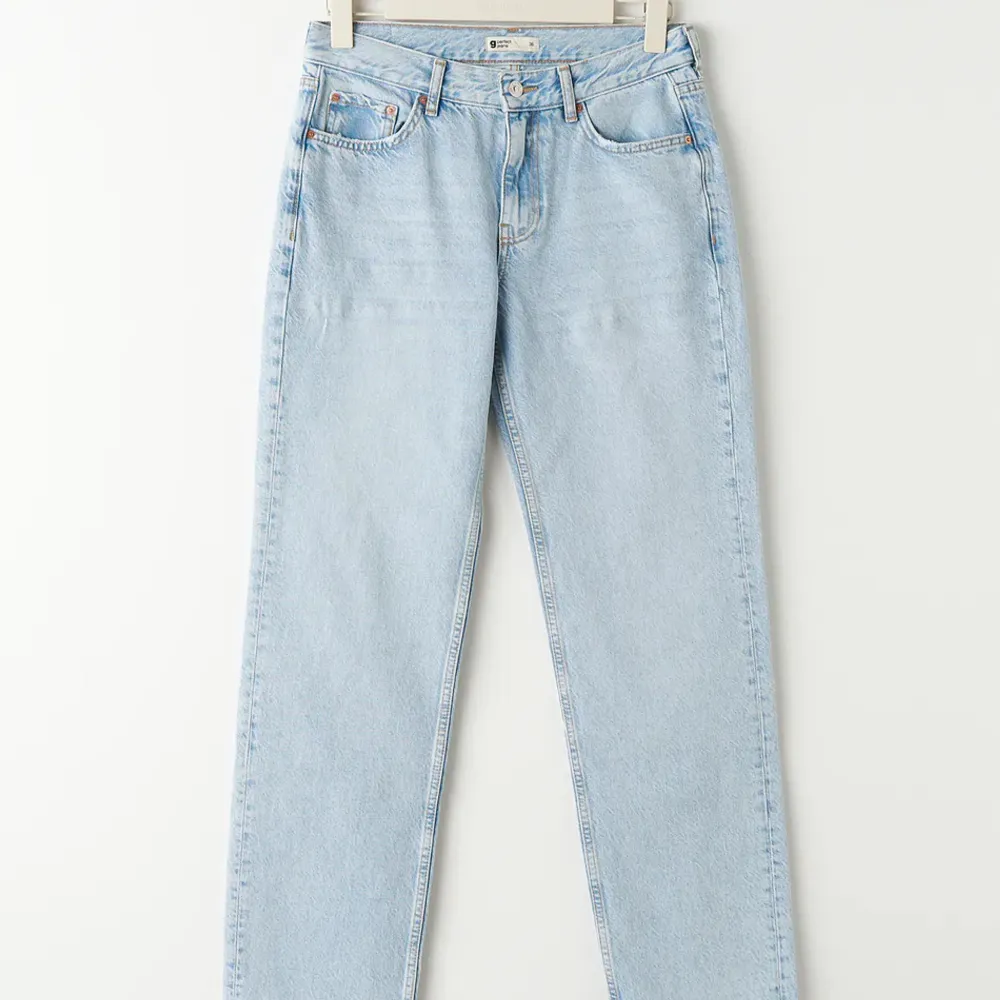 Helt oanvända jeans då jag köpte i en storlek för stort och inte hann lämna tillbaks dem. De är i utmärkt skick och nypriset från butik är 499 kr. Jag säljer dem för 350 men priset kan givetvis diskuteras.. Jeans & Byxor.