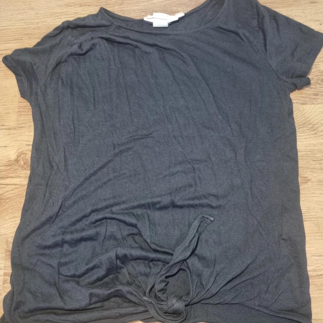 Svart t-shirt med en knut - 90