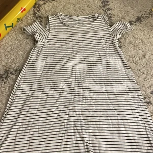 Klänning  - Klänning från Lindex randig söt men är förkort till mig skriv om ni undrar nått❤️❤️