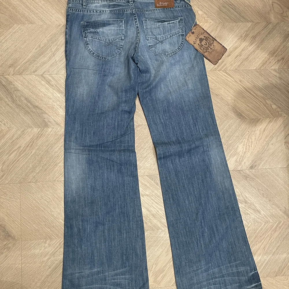 Helt nya jeans med prislappen kvar! Låg midja, raka ben & vintage utstyrsel. Så snygga men var tyvärr för små för mig. . Jeans & Byxor.