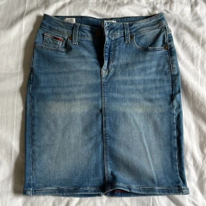 Kjol - Jeanskjol från Tommy Hilfiger, st 24. Använd fåtal gånger. 180 kr.