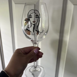 Kosta Boda - vinglas  - Säljer mina fina och oanvända vinglas från Kosta Boda i serien all about you.🍷 Kommer i 2-pack i originalförpackningen. Köpta för 540kr.