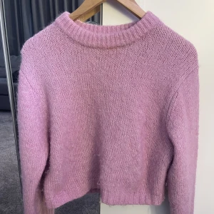 Stickad tröja  - Jättefin stickad tröja från Zara! Säljer den då den inte kommer till användning, köpt på plick😊