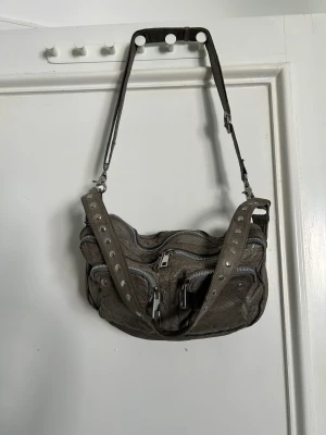 Nunoo bag - Otrolig väska från Nunoo i en superfin grå färg. Väskan är i bra skick och inga skavanker. Det är den större modellen så perfekt när man vill få plats med mycket.