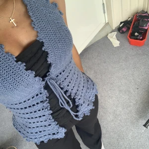 Virkad tie-front mesh topp med picots - Tar mått beställningar på denna fina topp⚡️. Kan göras i flera färger. Du betalar hälften innan och hälften efter toppen är klar för bådas säkerhet. Vid större storlekar kan priset öka lite. Det talar jag om när jag fått måtten (innan första betalning)😊.