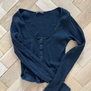 Ribbstickad långärmad tröja, lite croppad. Mörk-mörkblå färg! Superskönt antingen som pyjamas eller vanlig tröja 