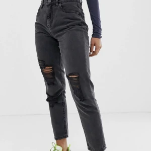 Mörkgråa/ svarta jeans från Noisy May - Använd men i god skick. Väldigt snygga men storleken passar inte mig längre. 