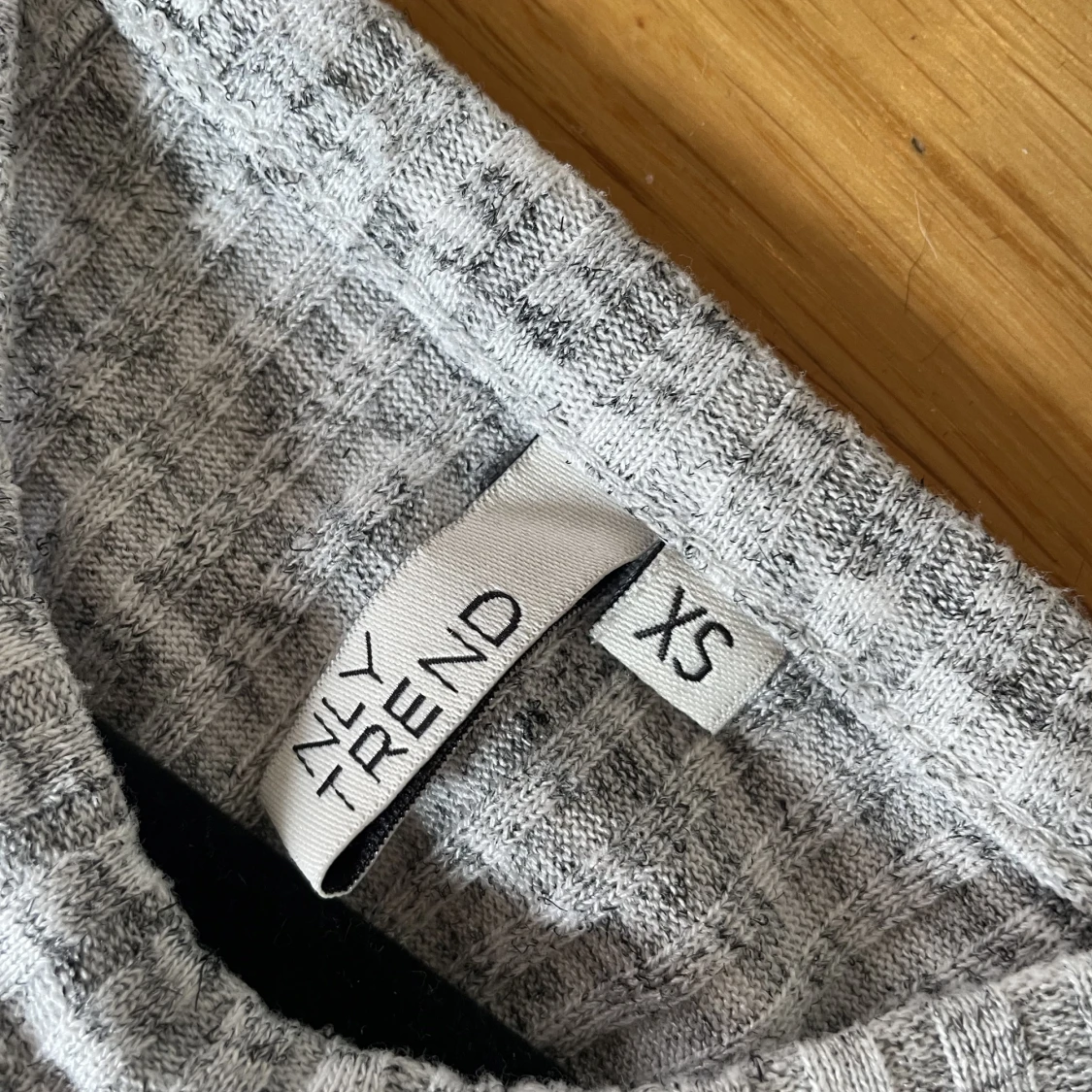 Figurnära kort ribbad klänning  - 91