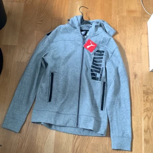 Puma hoddie, 10/10 bra skick - jag säljer en puma hoodie, den har inte används alls, och är i bra skick, storleken är smal.