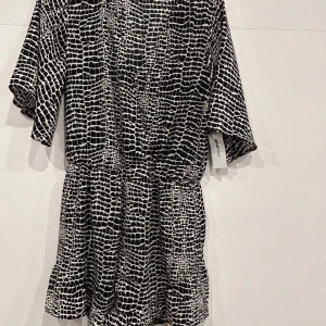 Playsuit  - Playsuit aldrig använd från Ginatricot. Normal till storlek. 