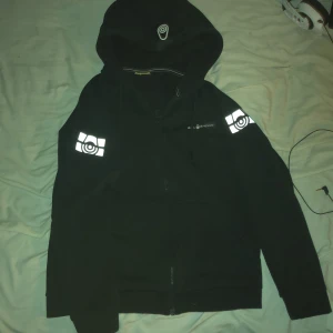 Sail Racing tröja - Kostar 1200 kr som ny. Kan mötas upp vart som runt Göteborg. Den är lite solbränd. Kvalite 9/10