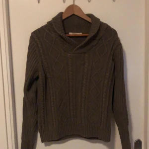 Winter sweatshirt - Den är jätte mysig och håller halsen varm Bäst när det är vinter och den är slim fit ish Bra skick  