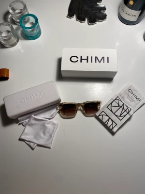 Chimi 04 ECRU - Vill kanske byta mina chimis mot ett par i modellen 08 och färgen tortoise (se sista bilden). Skriv jättegärna t mig isf. Dem är i använt skick. Kan sälja vid bra bud. ❤️❤️