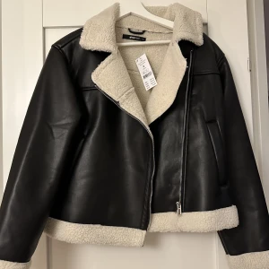 Skinnjacka med Teddy  - Skinnjacka med Teddy från Gina tricot st.S aldrig andvänd 