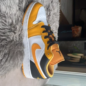 Air Jordan University gold  - Köpt ett par Jordans 1 Low i butik på Mall of scandinavia. Knappt använda, Max 2-3 gånger då storleken var för liten.