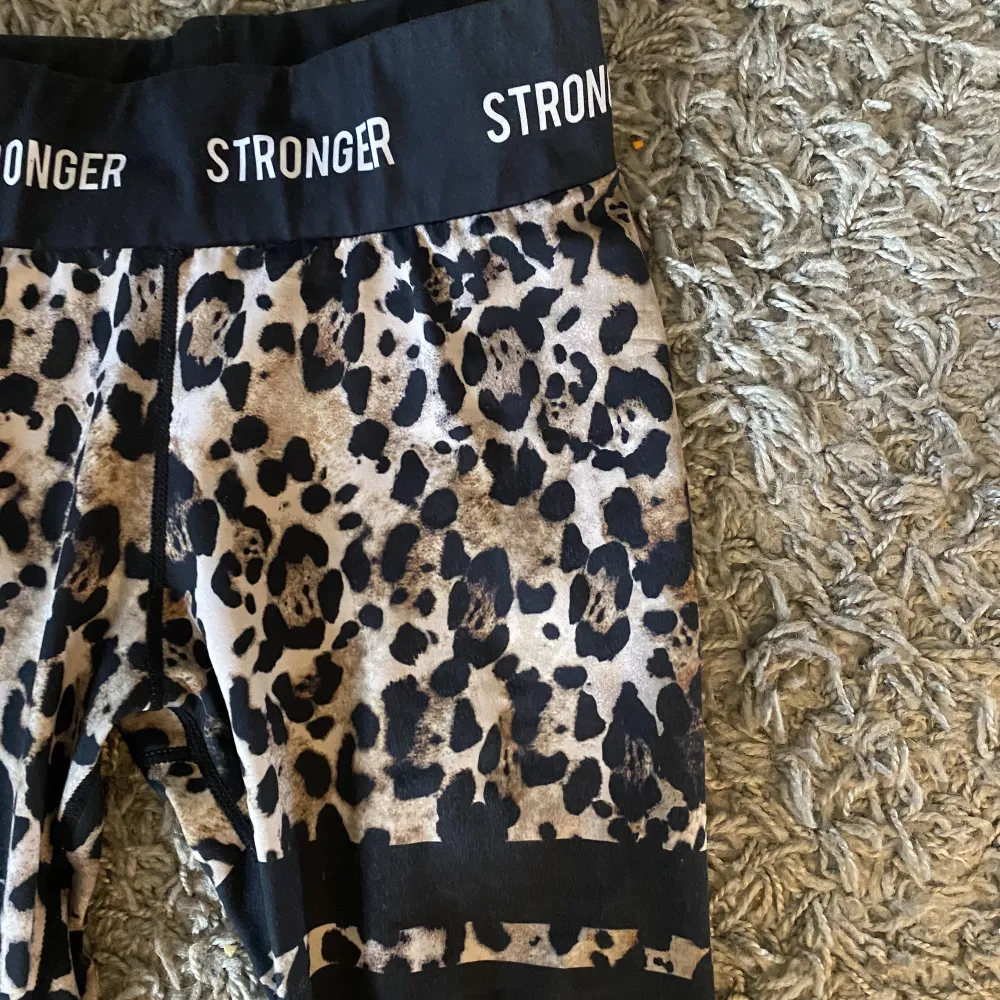 Jättefina tränings byxor! Använda några gånger, men säljer dom då jag inte använder dom längre. Fint leopardmönster. Inga defekter som hål eller slitningar. Nypris 800kr. . Jeans & Byxor.