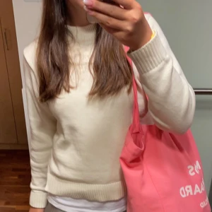 Vit stickad tröja  - Fin stickad tröja från uniqlo köpt förra året 🤍 säljer pga den har blivit för liten 💕 storlek S men den är liten i storleken 👍🏼 