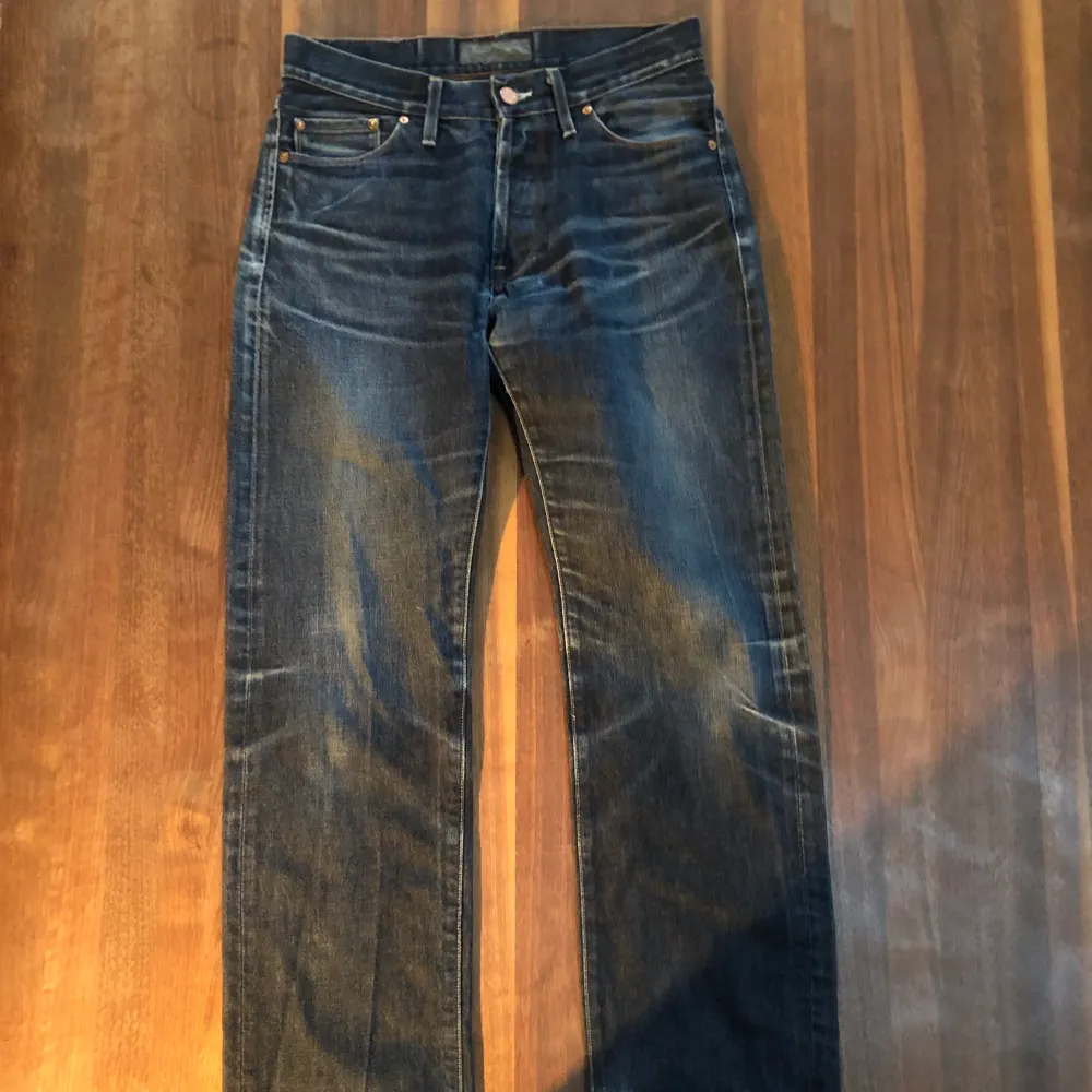 Ett par snygga mörkblå jeans från acne studios i använt men bra skick. . Jeans & Byxor.
