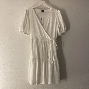 Klänning  - Vit klänning från Gina tricot i stl S, aldrig använd med lappen kvar. Köpt för 349. Säljer för 200 