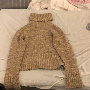 Stickad tröja  - Stickad tröja  Inte använd  Bra skick 