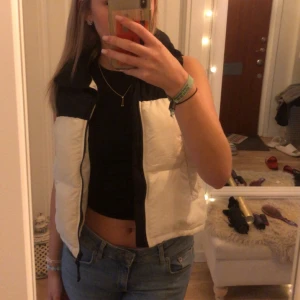 Väst - Väst från Gina tricot kids. Storlek 146/152 men passar S