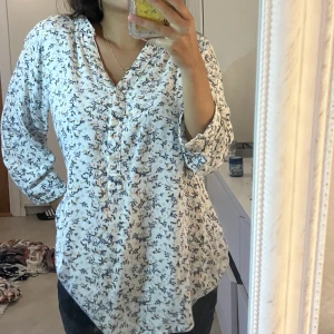 Skjorta  - Jätte fin och skön skjorta❤️❤️ passar mig som har XS men det är storlek XL🌸nyskick