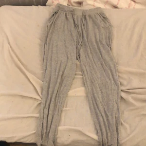 Pösiga byxor  - Finns lite fylla fläckar men ska försöka få bort de dom är jättesköna dom har fickor 