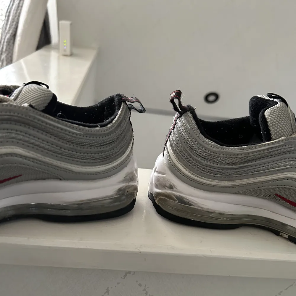 säljer dessa gråa använda nike air max 97 🩶 har lite färgrepor vid baksidan av sulorna (bild 2) men inget man lägger stor märke till! storlek 38 men passar också 37 då dom är lite tighta i passformen :)‼️köpare står för frakten. Skor.