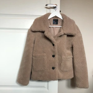 Teddyjacka från Even&Odd - Mysig och varm teddyjacka från Even&Odd. Storlek 34 men ganska oversized. Använd kanske 2 gånger, nyskick! Rymliga fickor. 